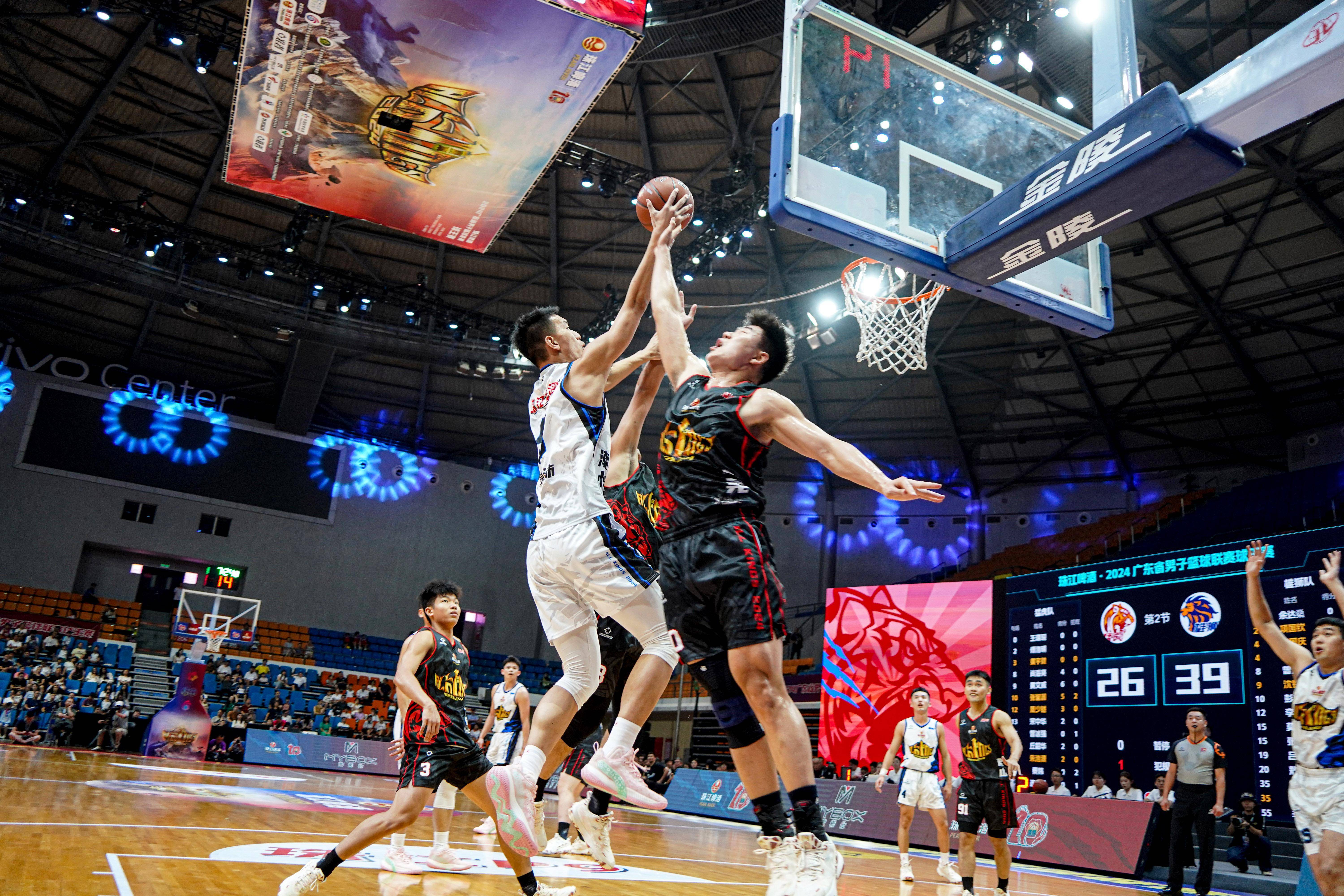 亿万28:中国篮球职业联赛中球员们的默契配合令人赞叹